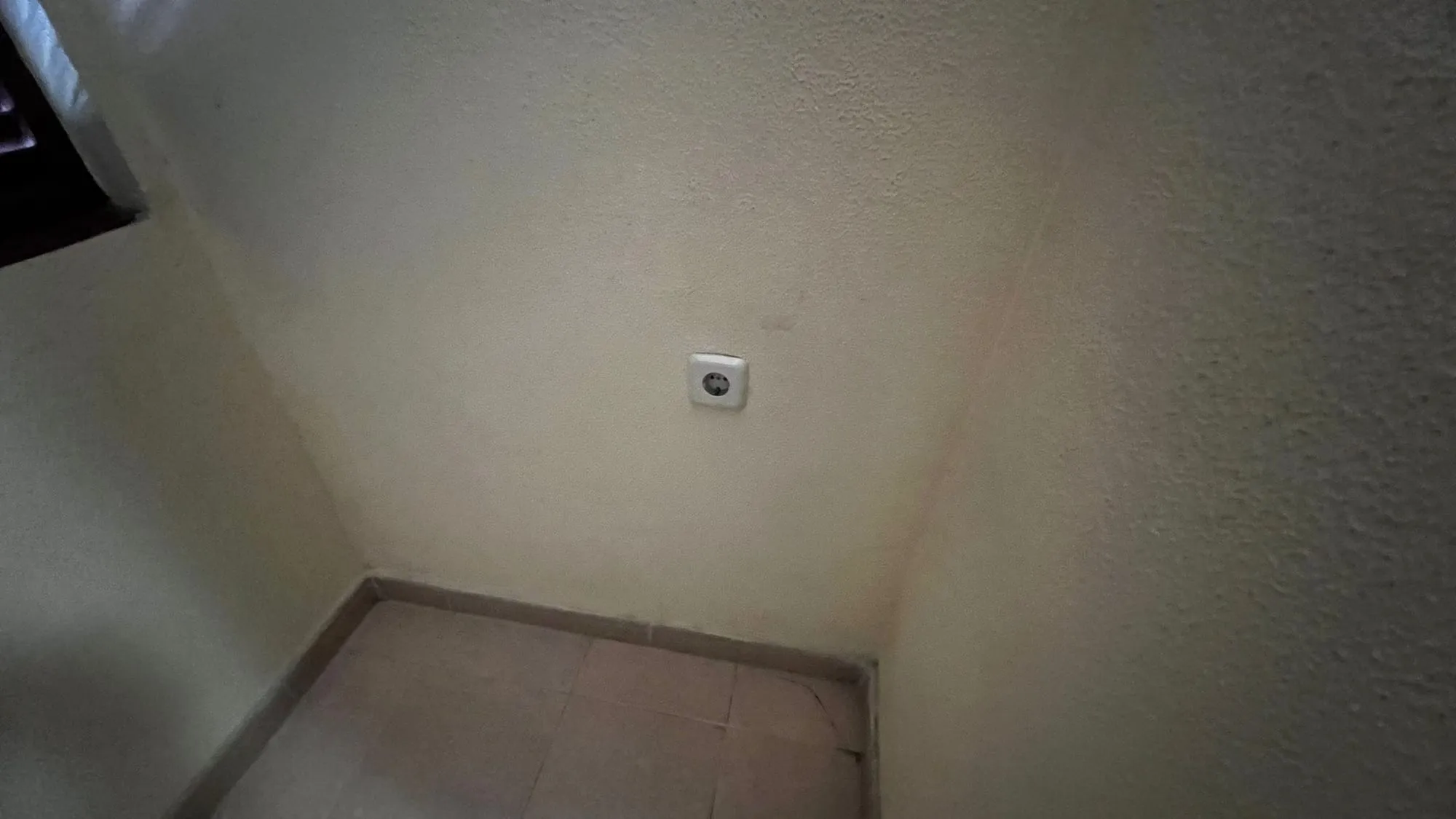 Pared con gotelé y desperfectos antes del trabajo
