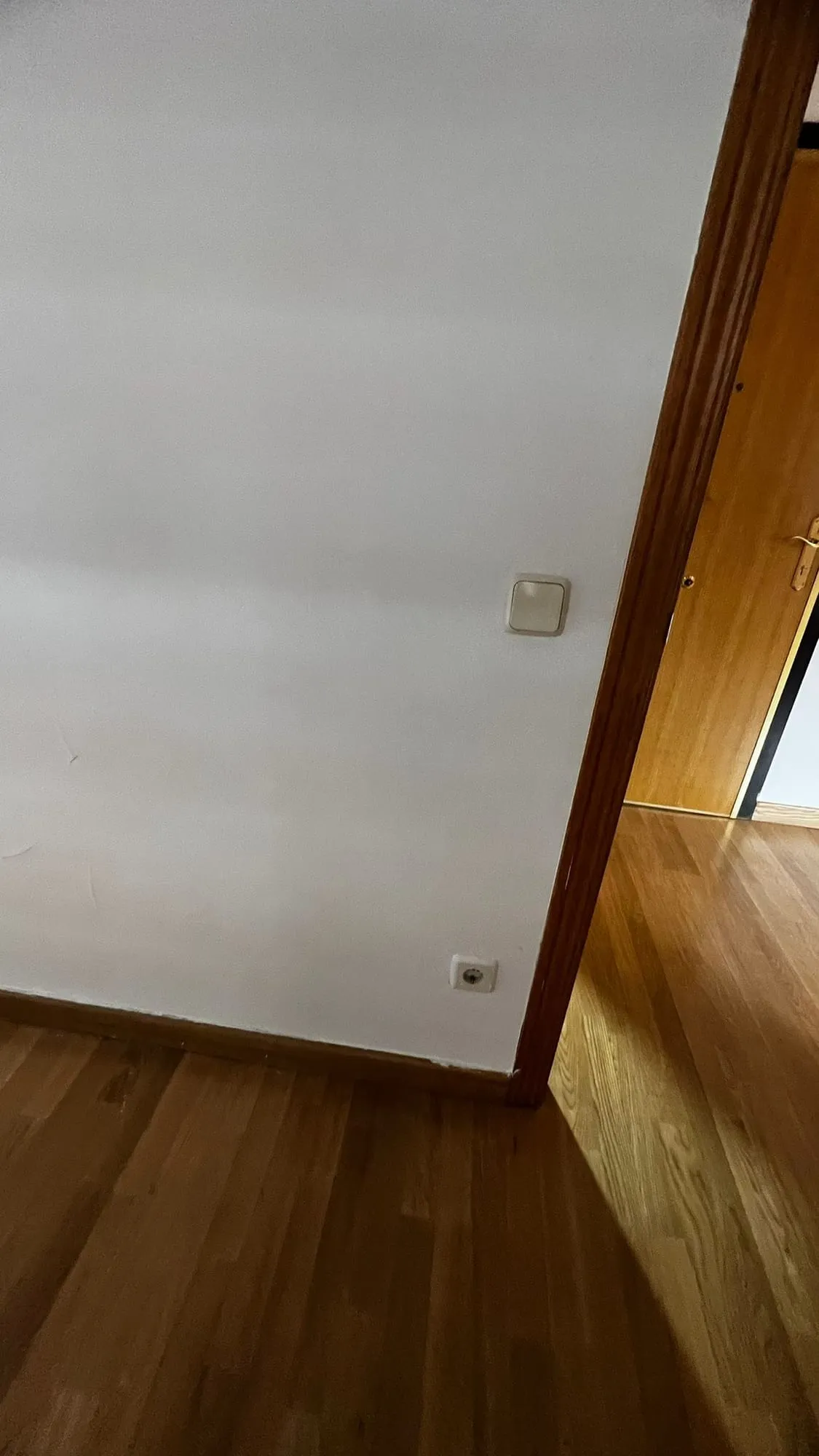 Una estancia antes de pintar, con marcas en las paredes