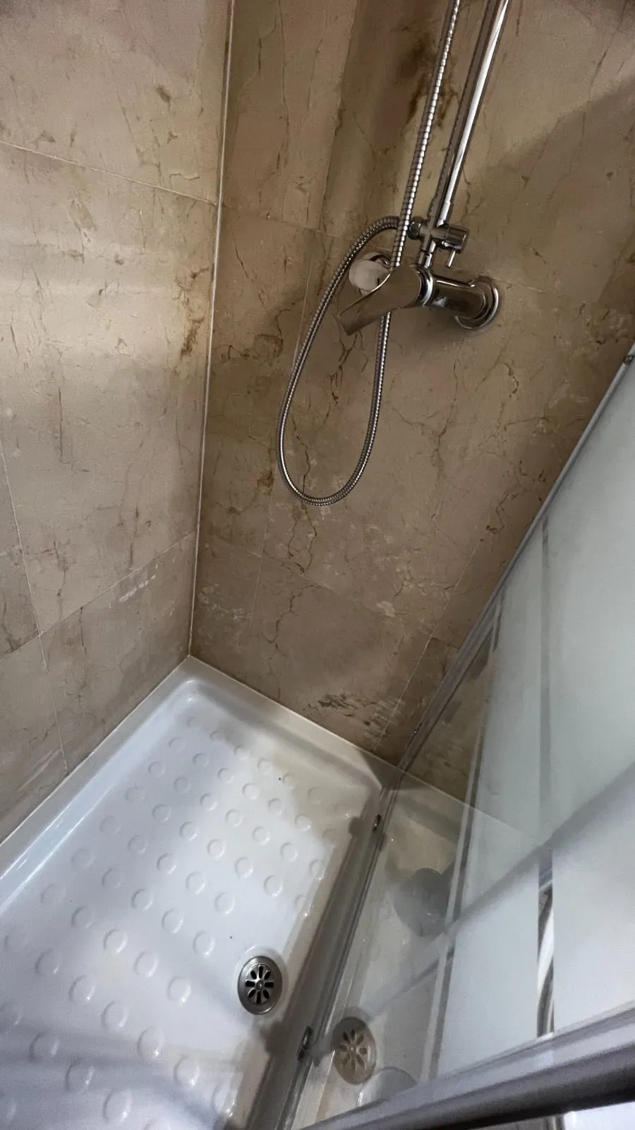 Ducha con grifo nuevo y mampara de cristal instalada