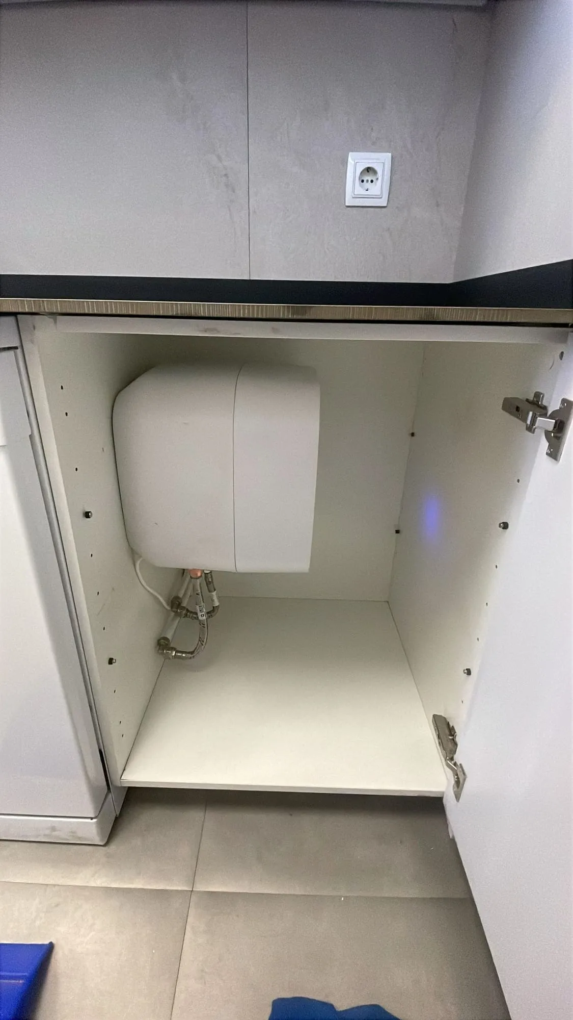 Termo eléctrico nuevo instalado dentro del mueble bajo